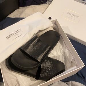Balmain Logo Embossed Slides in Opa Noir